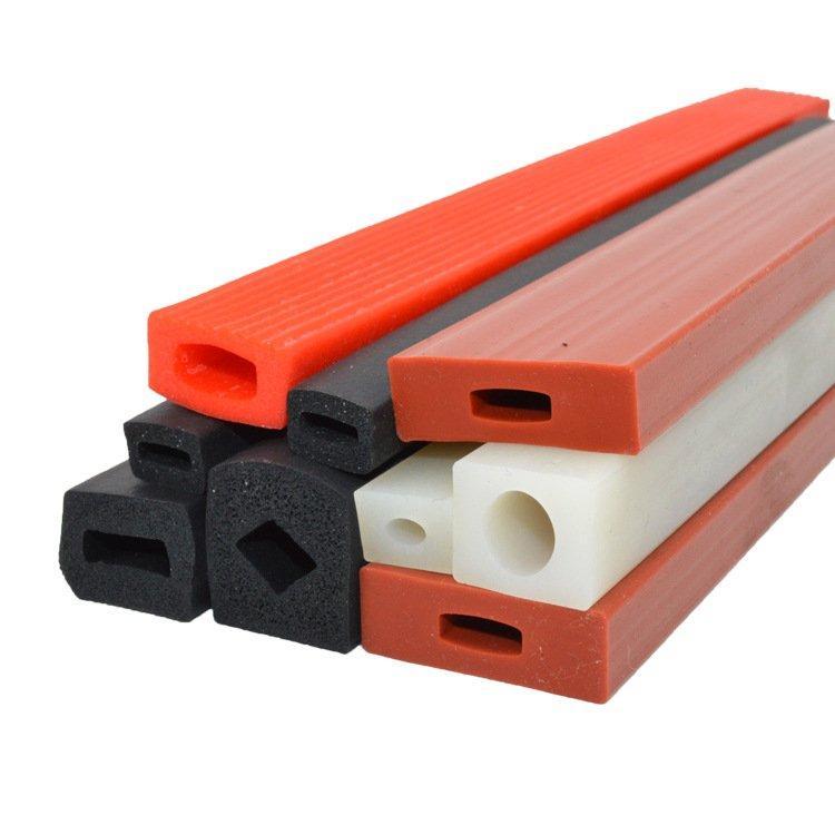 发泡硅胶条是一种采用特殊工艺制成的多孔弹性材料,其内部均匀分布着