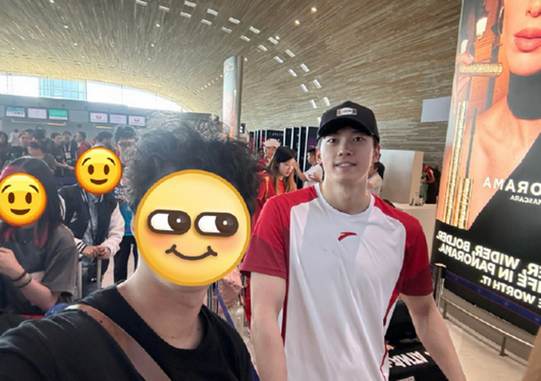 中国游泳队在巴黎奥运大放异彩,戴高乐机场偶遇照曝光,网友热议!
