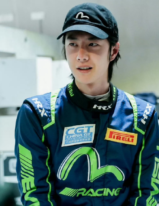 下一站,带着战损杀回来】当别人在红毯卷生图时,王一博在赛道用200km