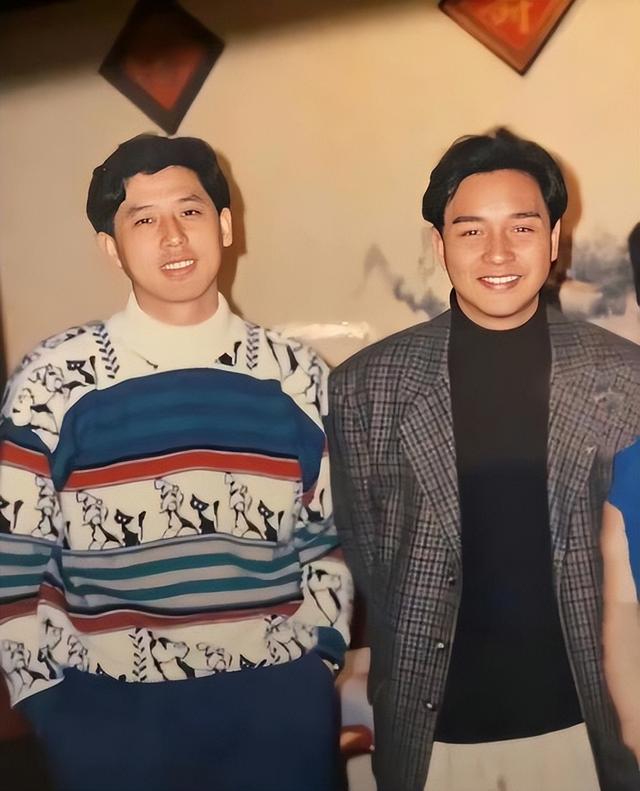 【世纪一望,未亡人情书:61岁唐生活成思念标本】2001年,张国荣强忍