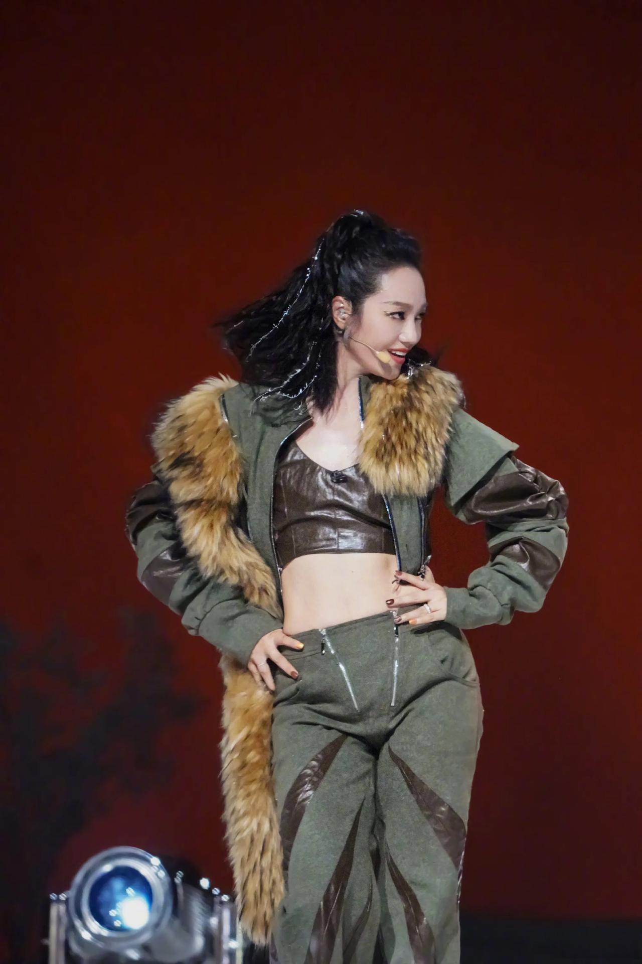 往大了说,朱丹的困境是时代的缩影.被驯化,被pua的女性何止她一个?