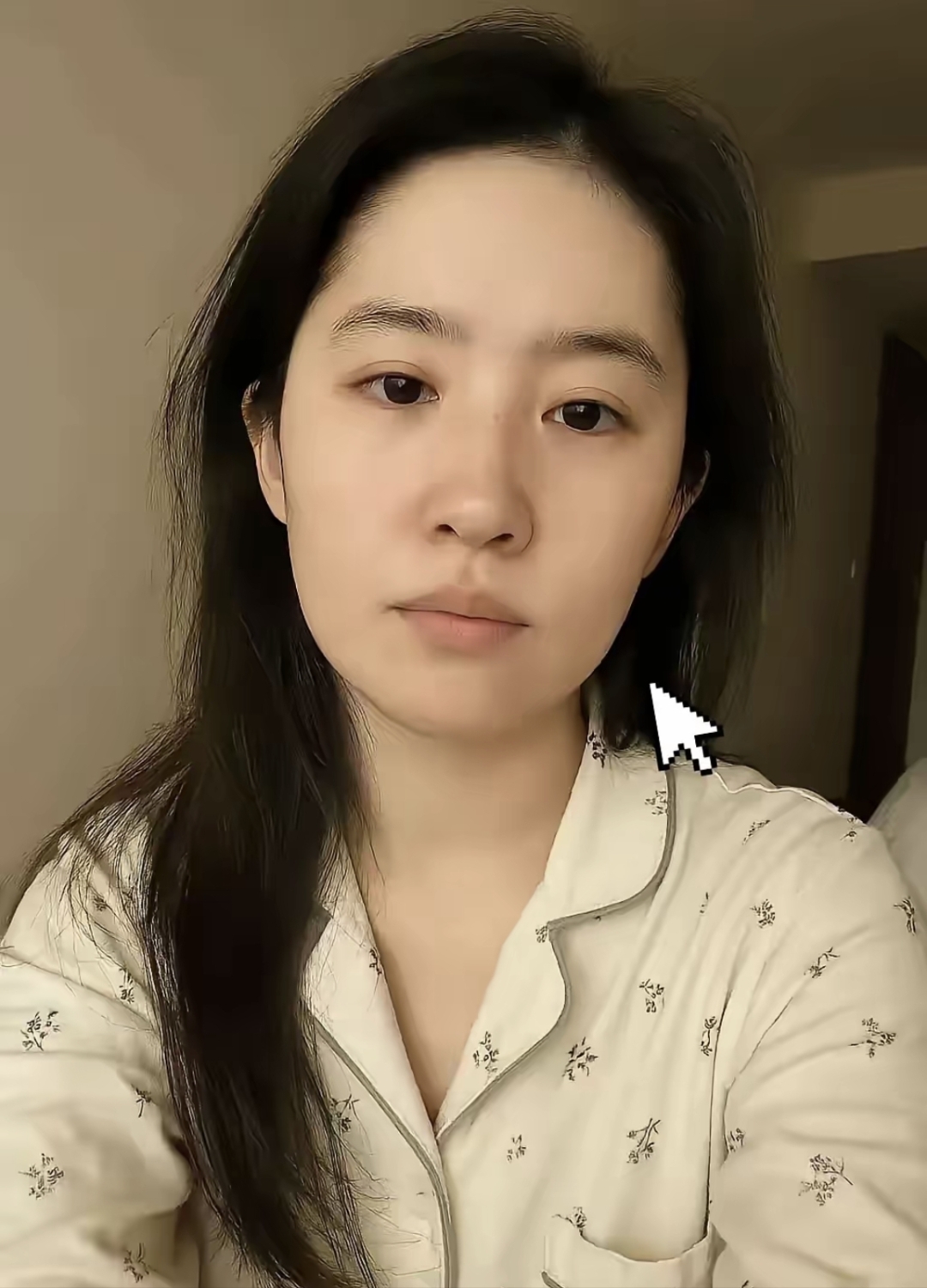 从出道到现在她一直保持着这种自然清冷的气质
