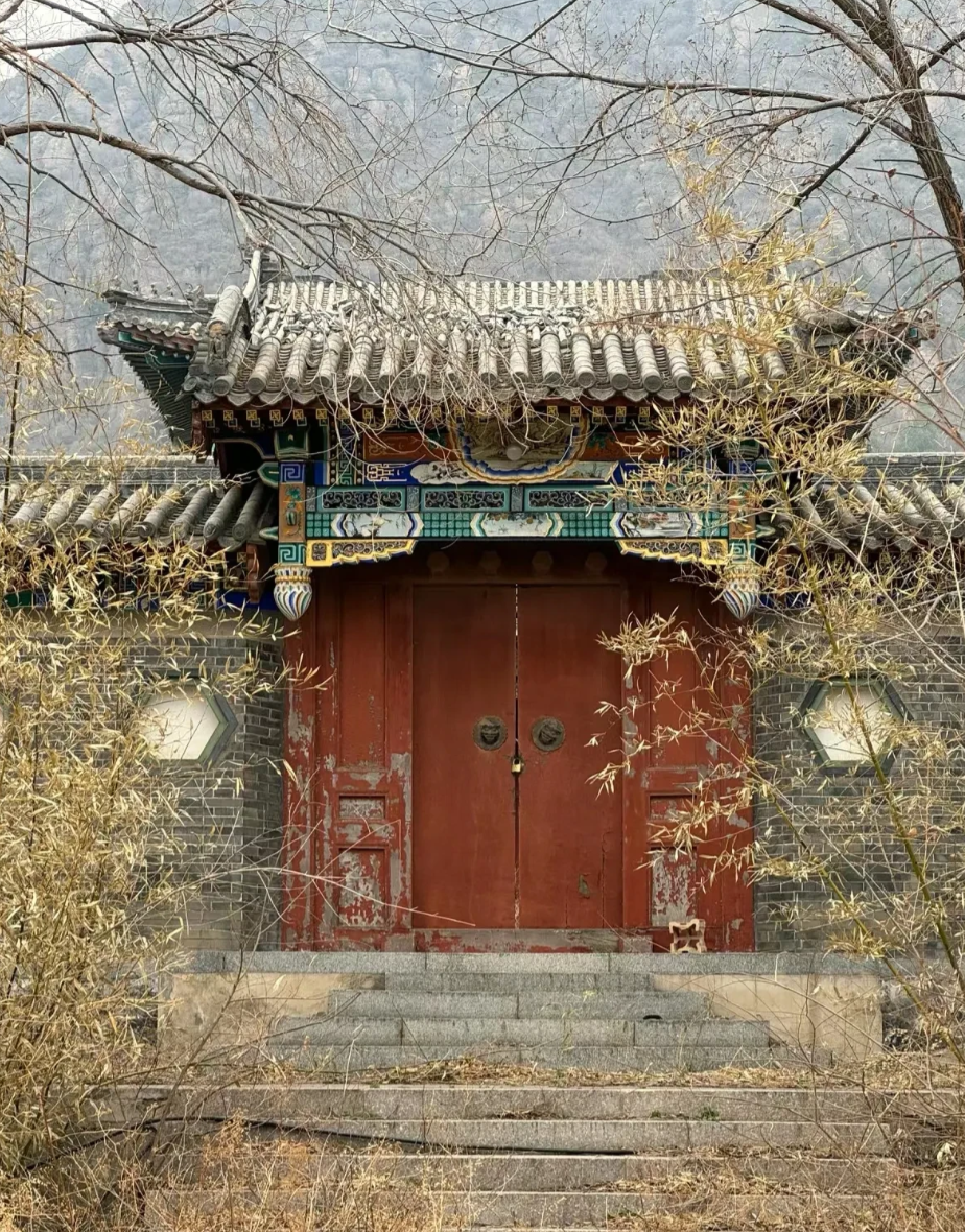 包裹里只剩两个馒头了,他正担心这一夜不好过,看到前面有一座破庙