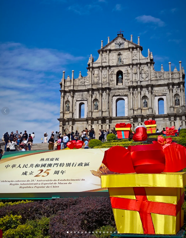 在澳门回归祖国 25 周年前夕,漫步澳门街头,大街小巷国旗,区旗飘扬,那