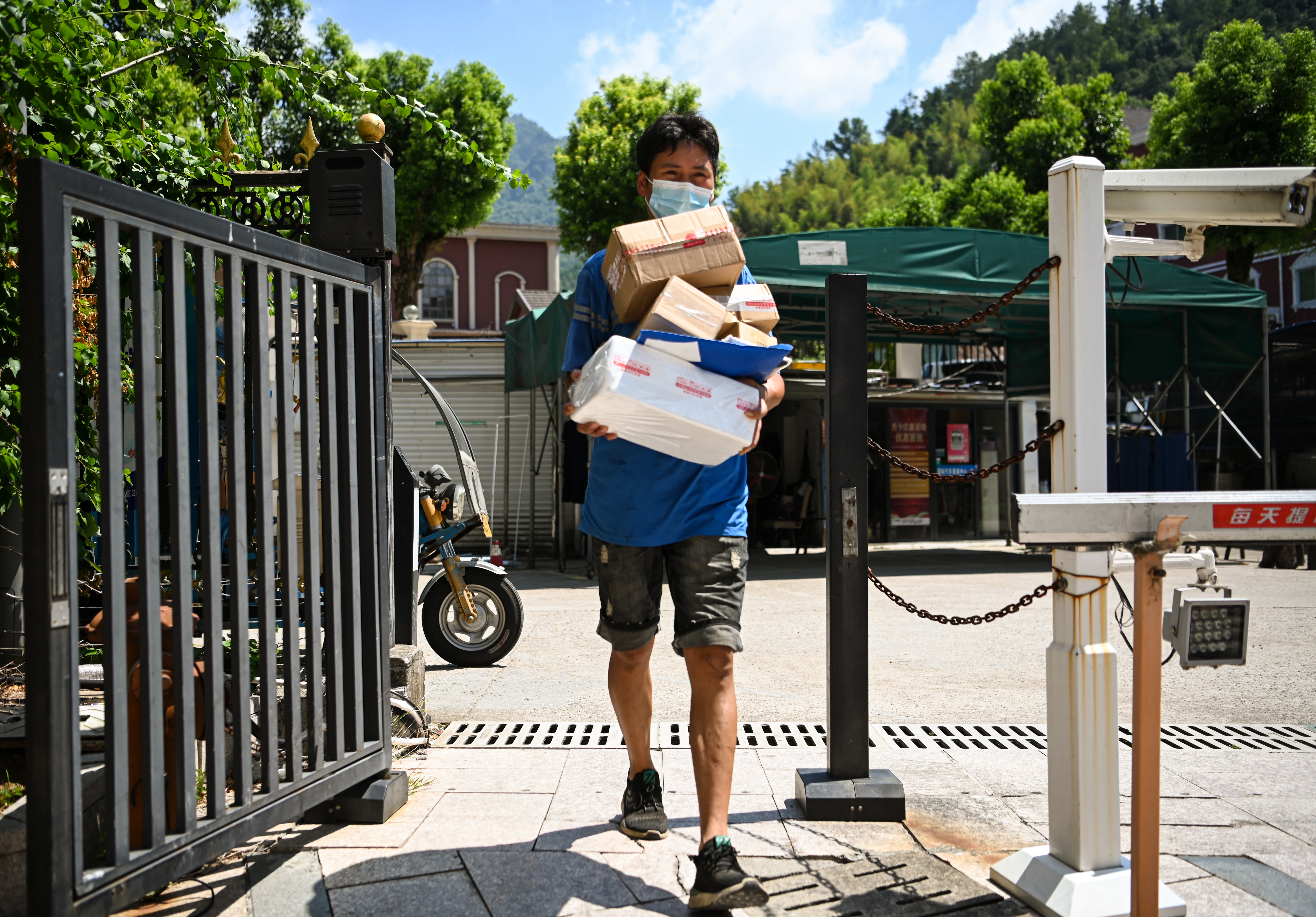 素材快递小哥照片快递员送快递图片快递员图片100张快递小哥的图片