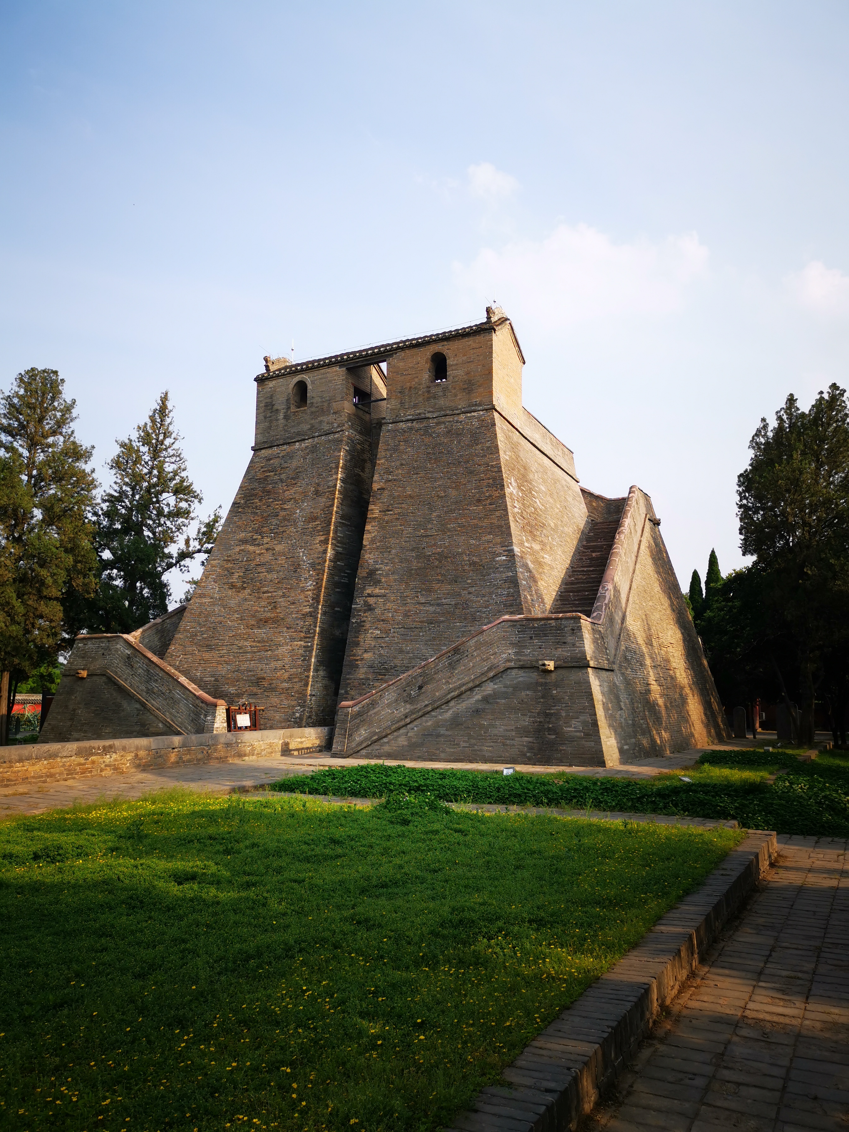 郑州登封的观星台可是世界文化遗产,它是我国古代的天文观测站,有着