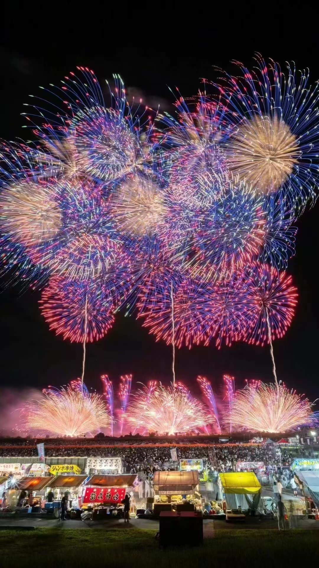 在如意湖周边,绚烂的烟花腾空而起,炸出五彩斑斓的图案