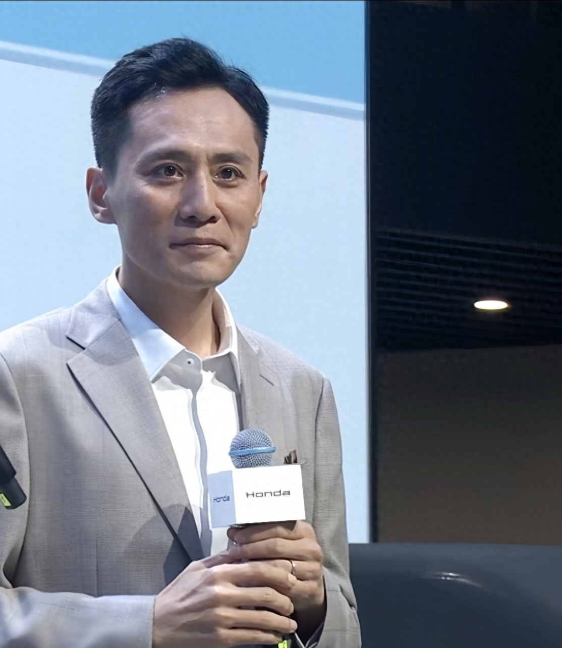 发型更凸显其黑眼圈与眼角皱纹与昔日火华社长的硬汉形象纷蟊 颧骨
