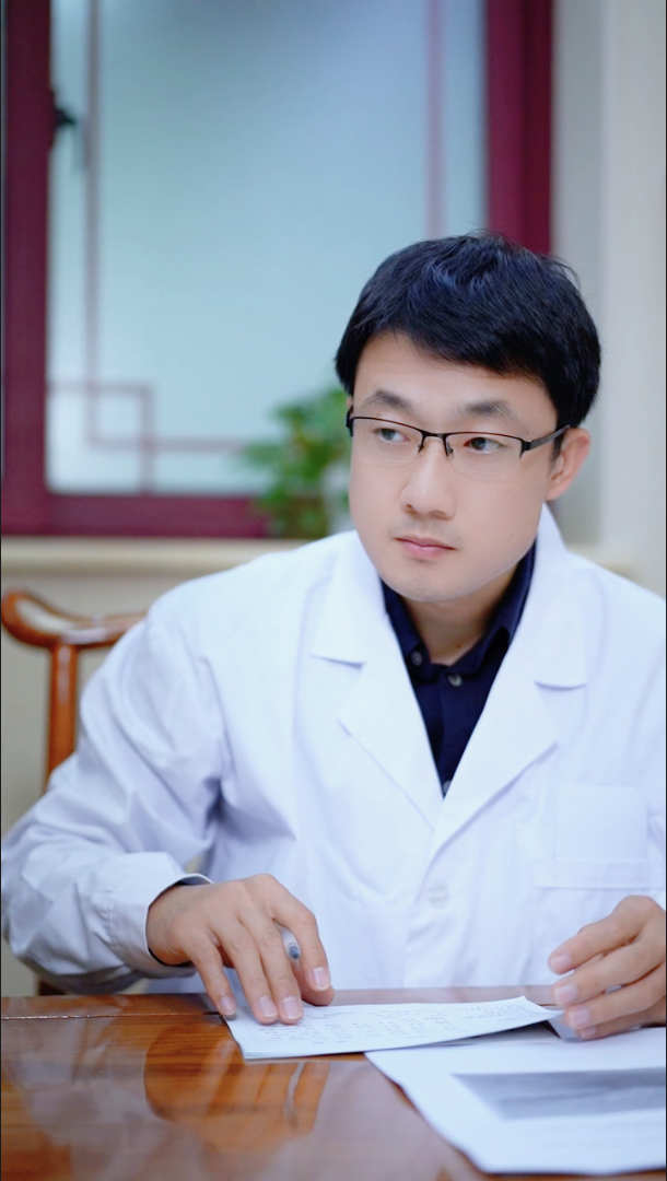 走在熙熙攘攘的街头,本是再平常不过的时刻,可对有