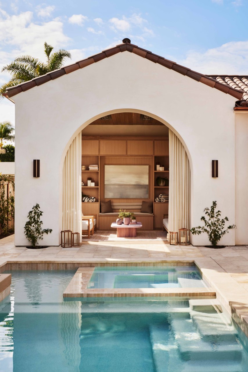 别墅的外观通常采用红瓦坡屋顶,这是西班牙建筑的一大特色.