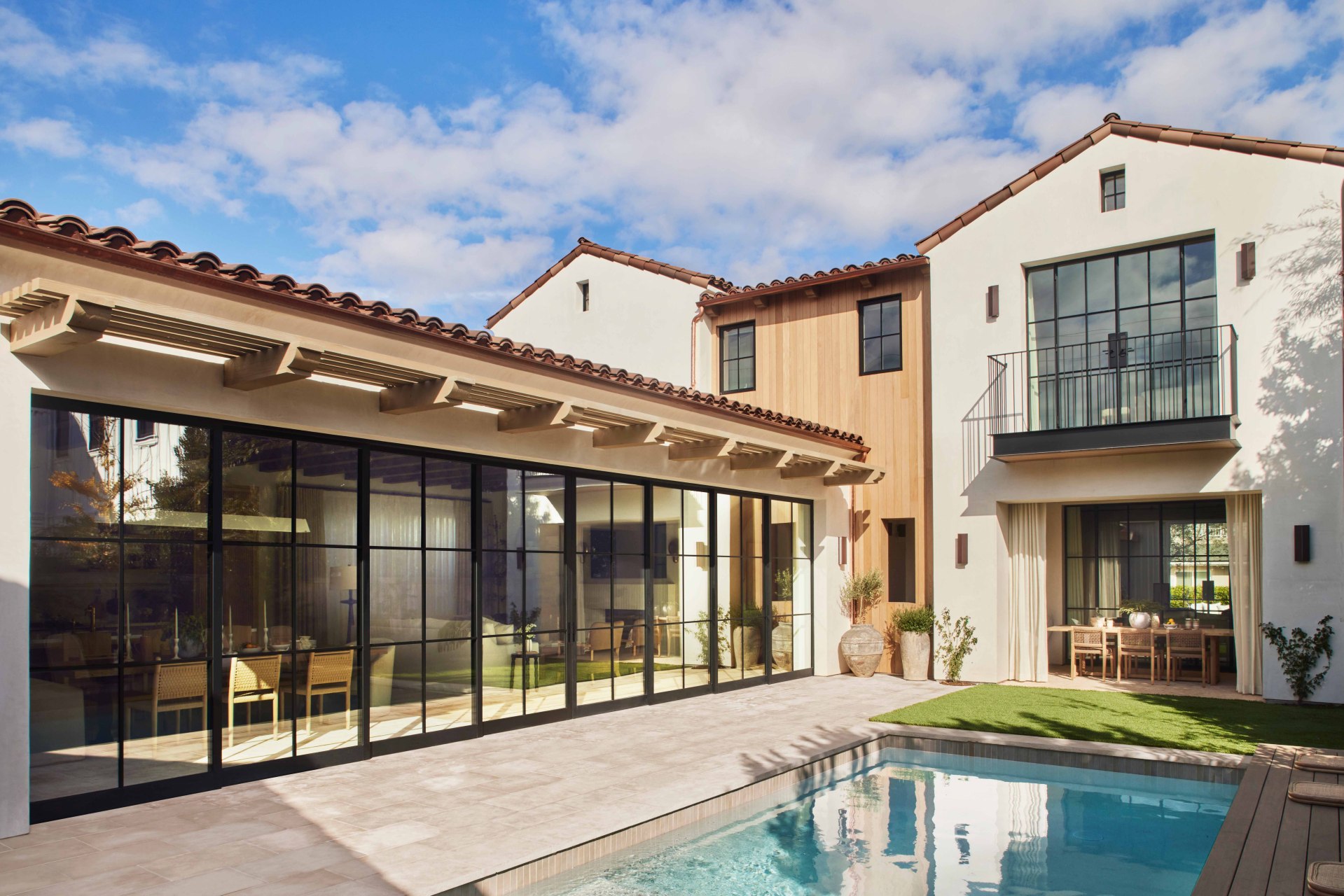 别墅的外观通常采用红瓦坡屋顶,这是西班牙建筑的一大特色.