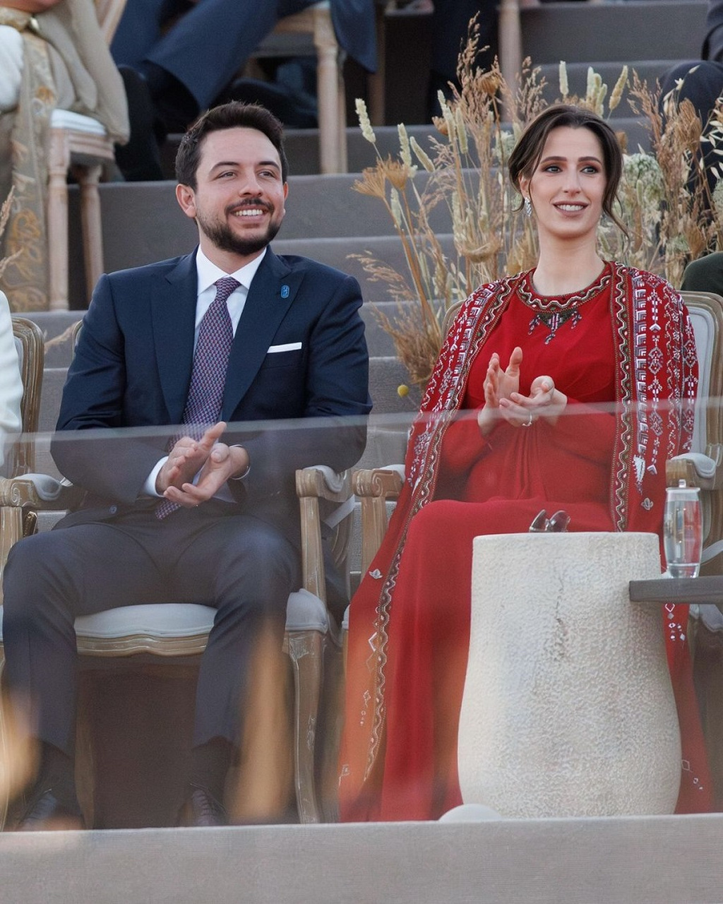 约旦王储庆生,王储妃"友情出镜"肚大如箩,好似一对璧人!