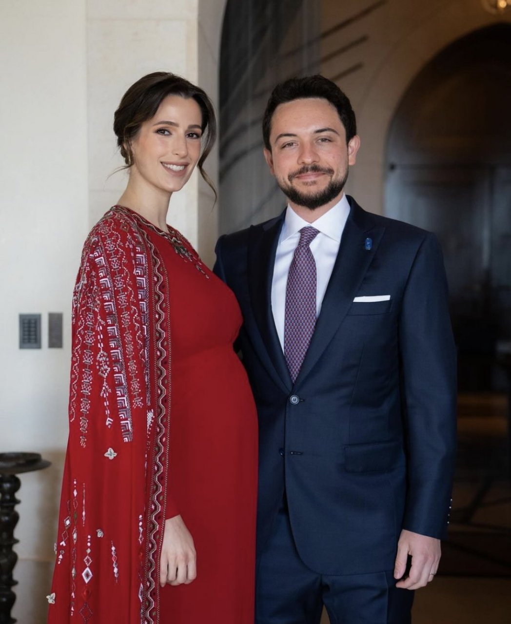 约旦王储庆生,王储妃"友情出镜"肚大如箩,好似一对璧人!