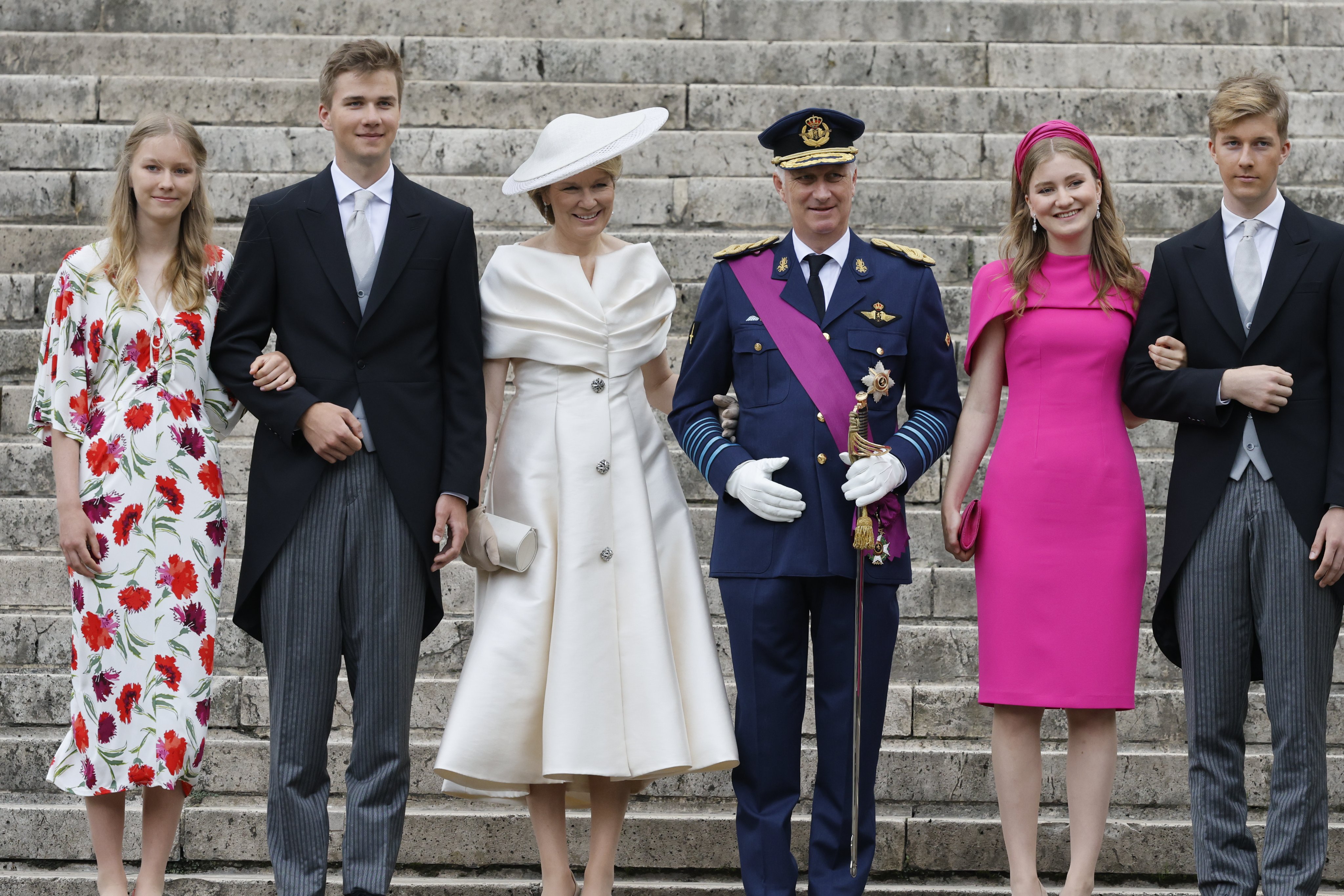 比利时王室成员出席教堂仪式,"未来女王"穿粉裙气质高雅,年轻一代公主