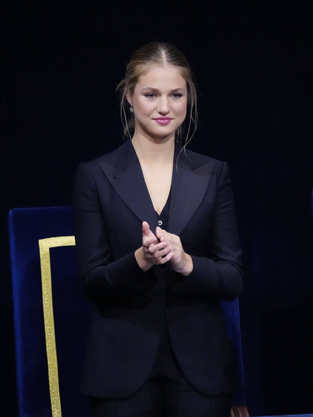 西班牙王室大合体,一家五口出席公主奖颁奖礼,莱昂诺尔终于穿对衣服了