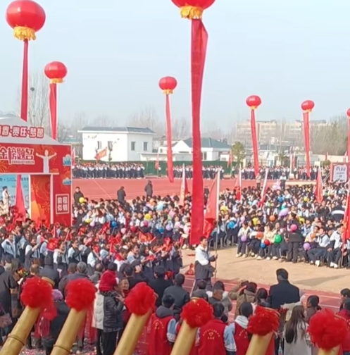 "一位家长发文指责,她说参加孩子学校举办的高考百日