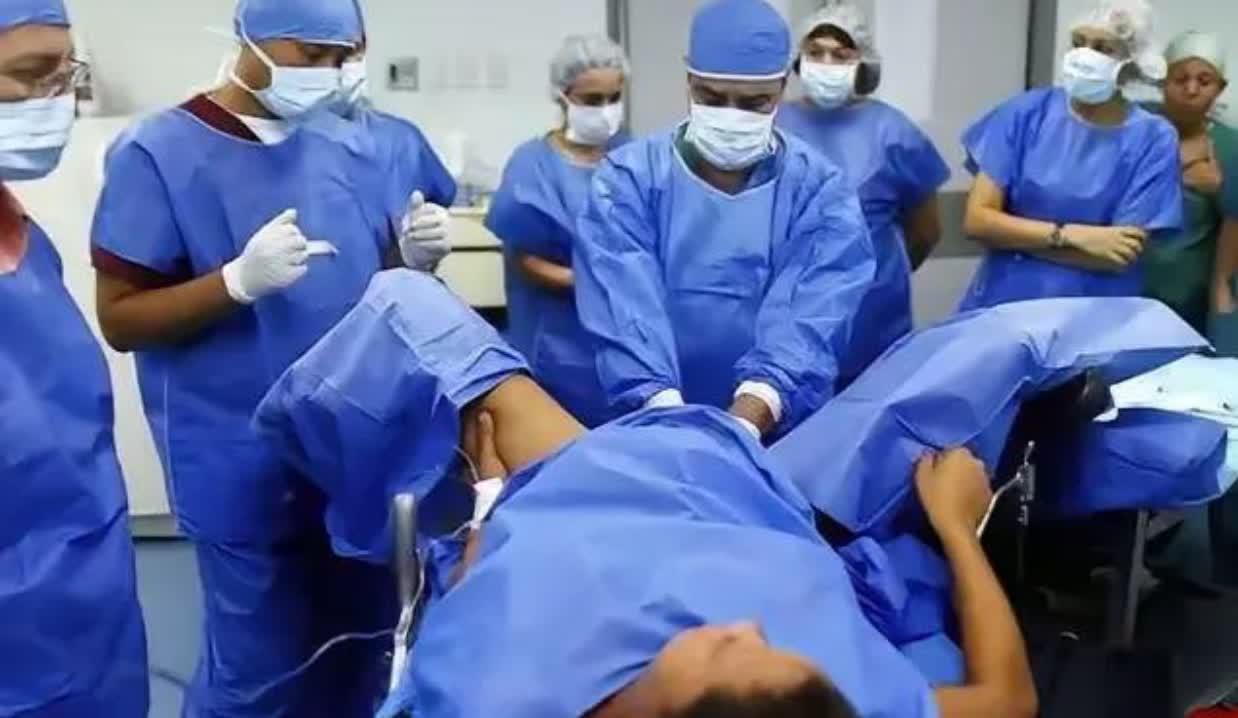 自古以来女性永远绕不开生孩子这个话 男人接生男医生接生男人生孩子