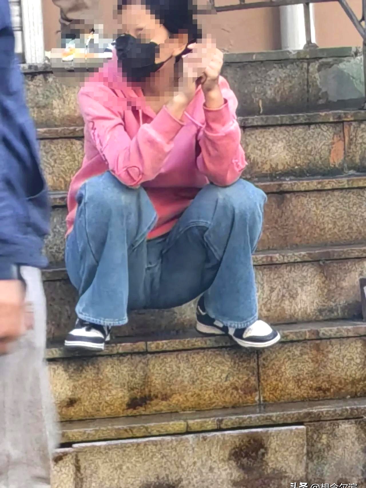 过去,街头巷尾常见大爷大妈蹲着聊天,吃饭,甚至上厕所也是这个姿势