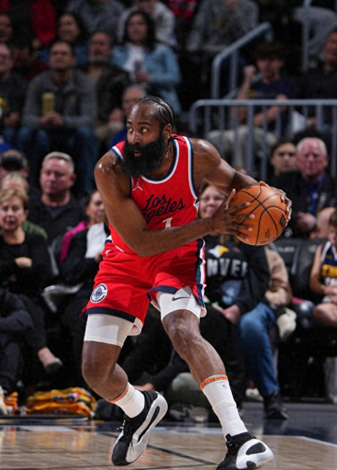 关于冲刺阶段突围战来临，丹佛掘金围绕荷甲篮板制胜，态度坚定，年轻球员得到机会的信息