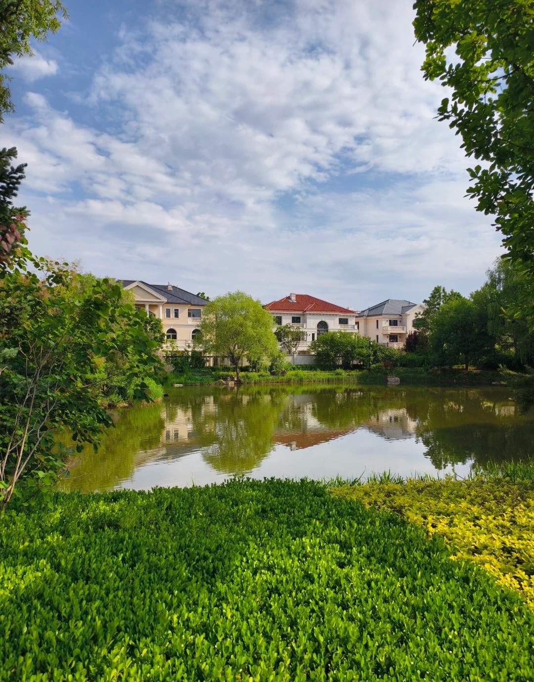 润泽御府注重打造高品质的居住环境,采用法式和意式等经典欧式建筑