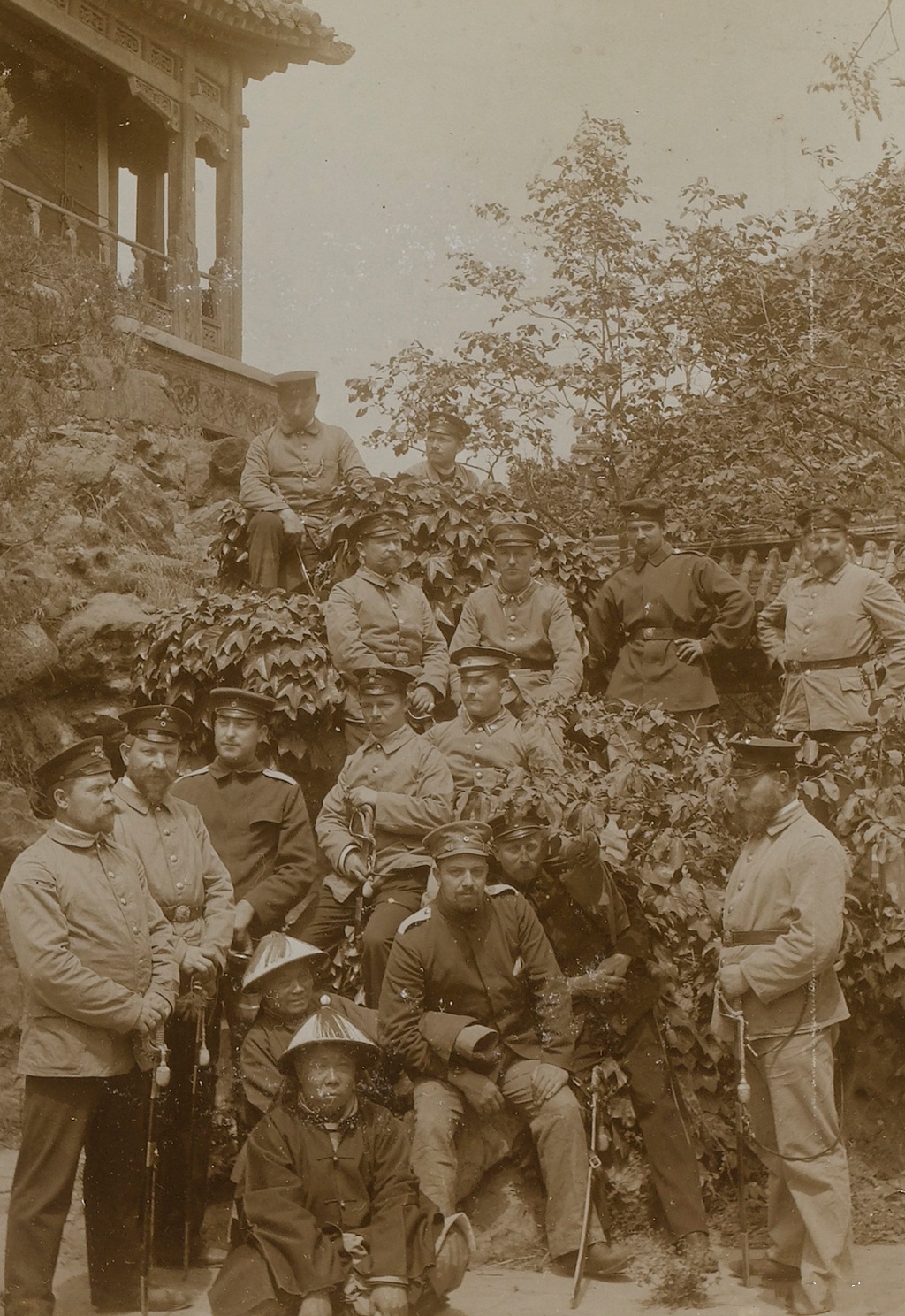 无数奇珍异宝被八国联军掳走,一些带不走的还被焚毁以毁1900年的中国