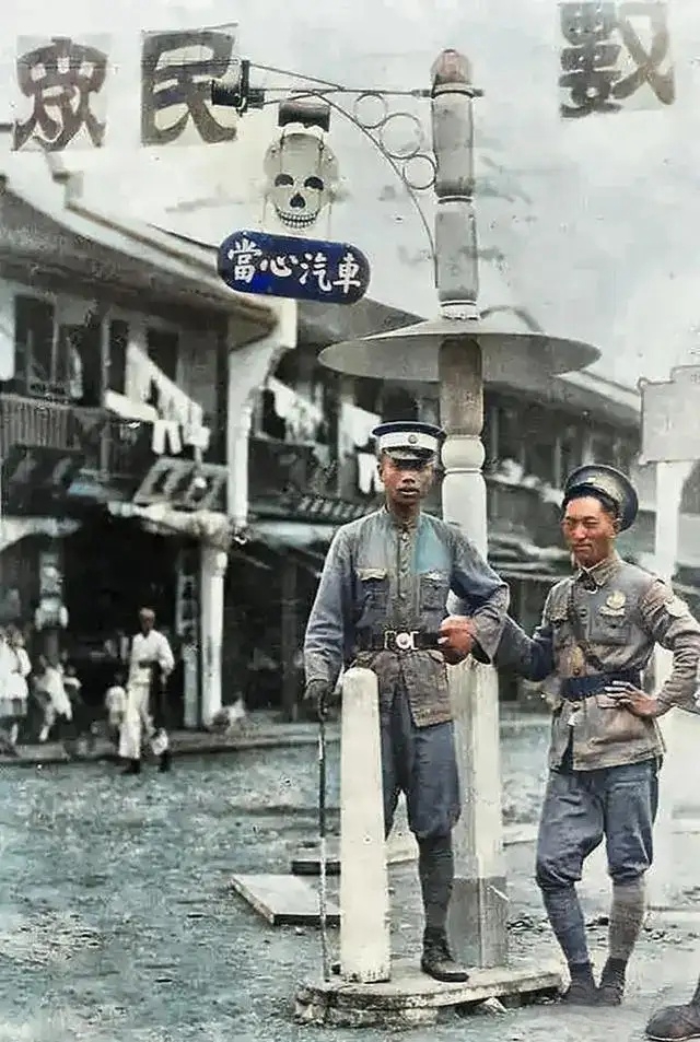 这是民国时期的消防队的老照片,以及1929年,杭州街头执勤的交警的老