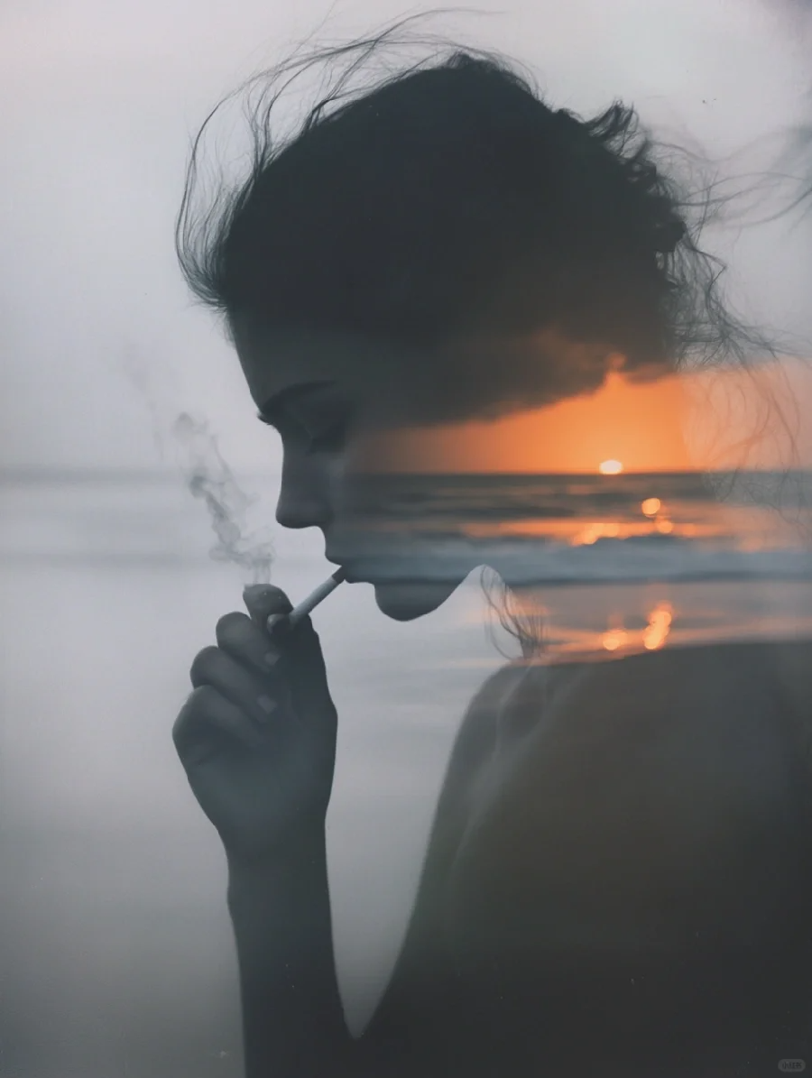 在海边独自享受宁静的时光,海风轻轻拂面,带着一丝咸味,带来无限的