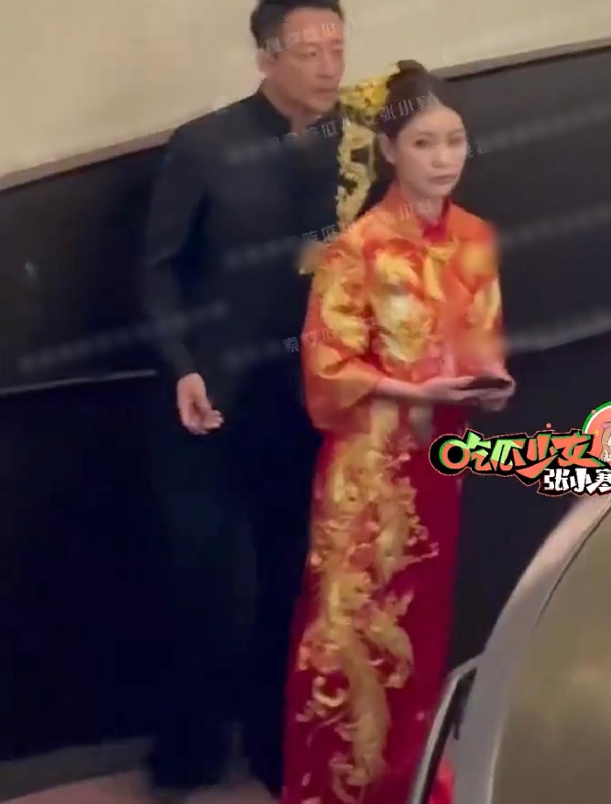 两人穿着中式婚服从酒店走出汪小菲边走边和媒体挥手马筱梅提着裙摆