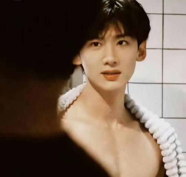 31 岁的白敬亭和 32 岁的欧豪在一场洗澡戏中的表现对比竟是如此鲜明!