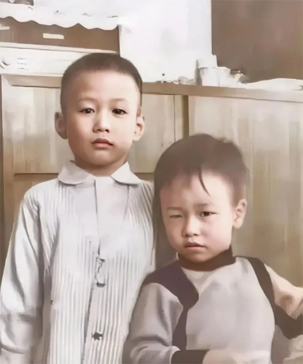 黄家驹父母去日本照片1992黄家强一家4口照片黄家驹和黄家强黄家驹