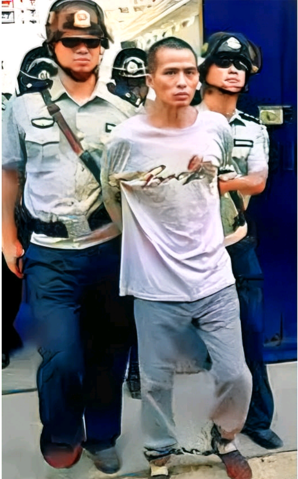 2014 年,将被执行死刑的邱润武,画面中,他脚戴沉重镣铐,眼神空洞呆滞