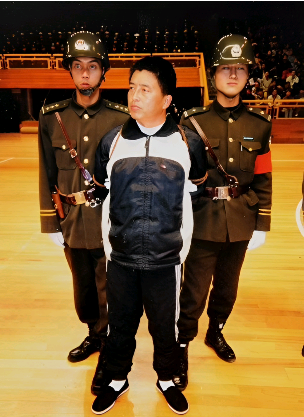 2000 年,云南昆明的镜头里,杨天勇被五花大绑押赴刑场