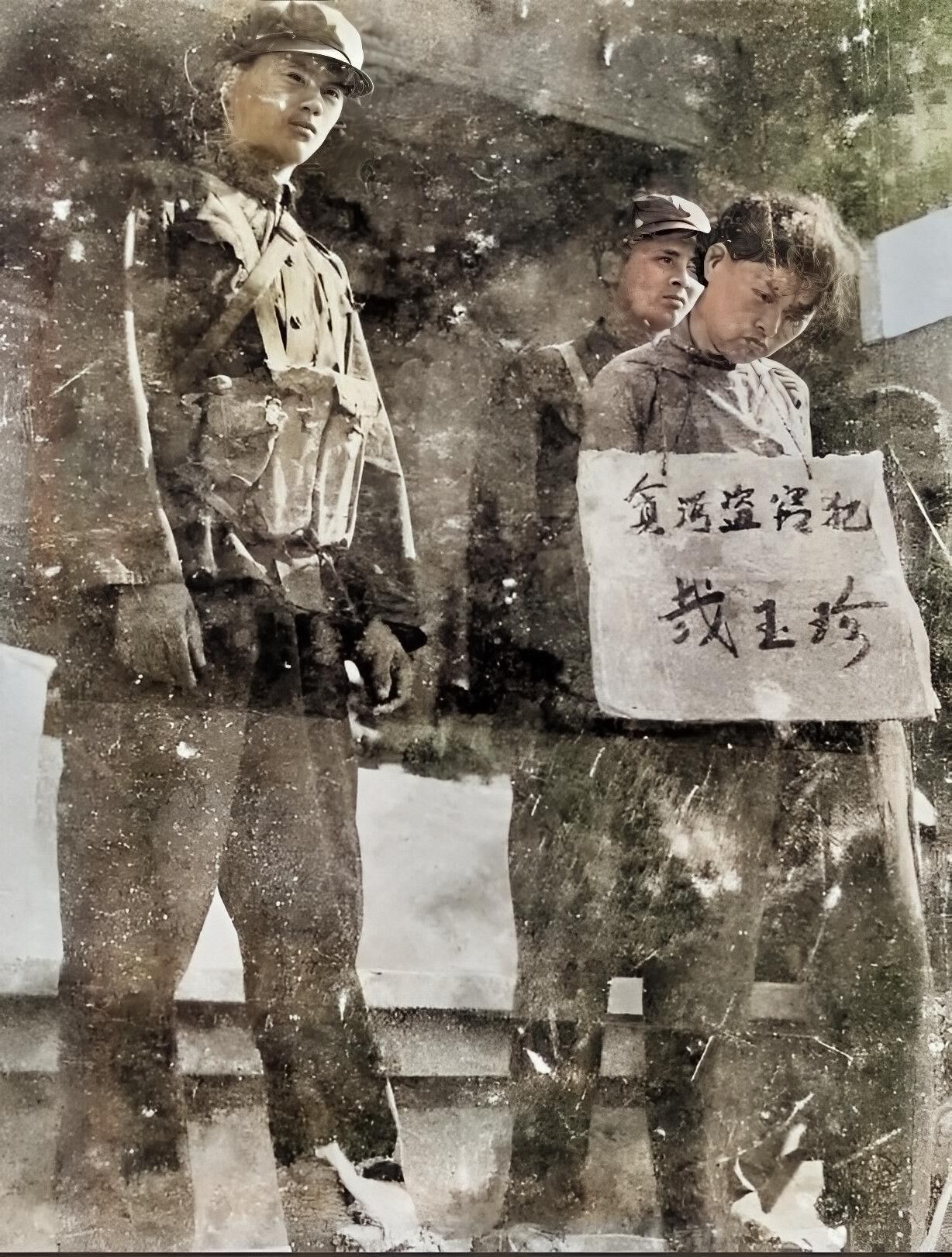 中的她垂头肃立眼神空洞无神在两名荷枪实弹的士兵看押下难掩颓丧