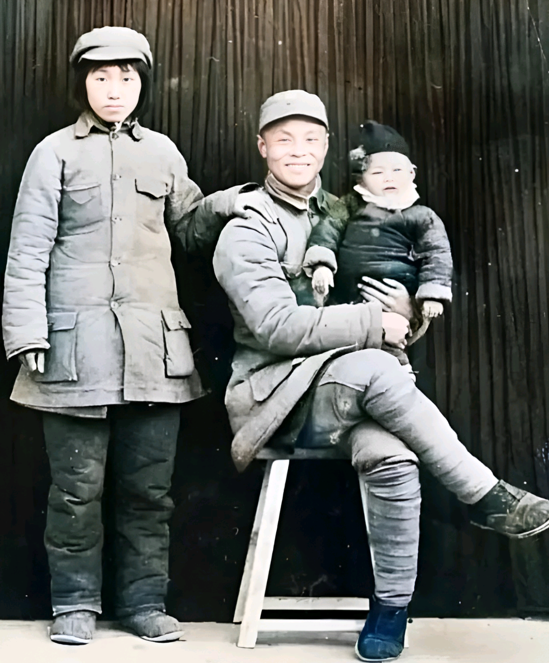 1944 年,一张八路军首长全家福里,晋察冀军区骑兵团团长范昌标和妻子