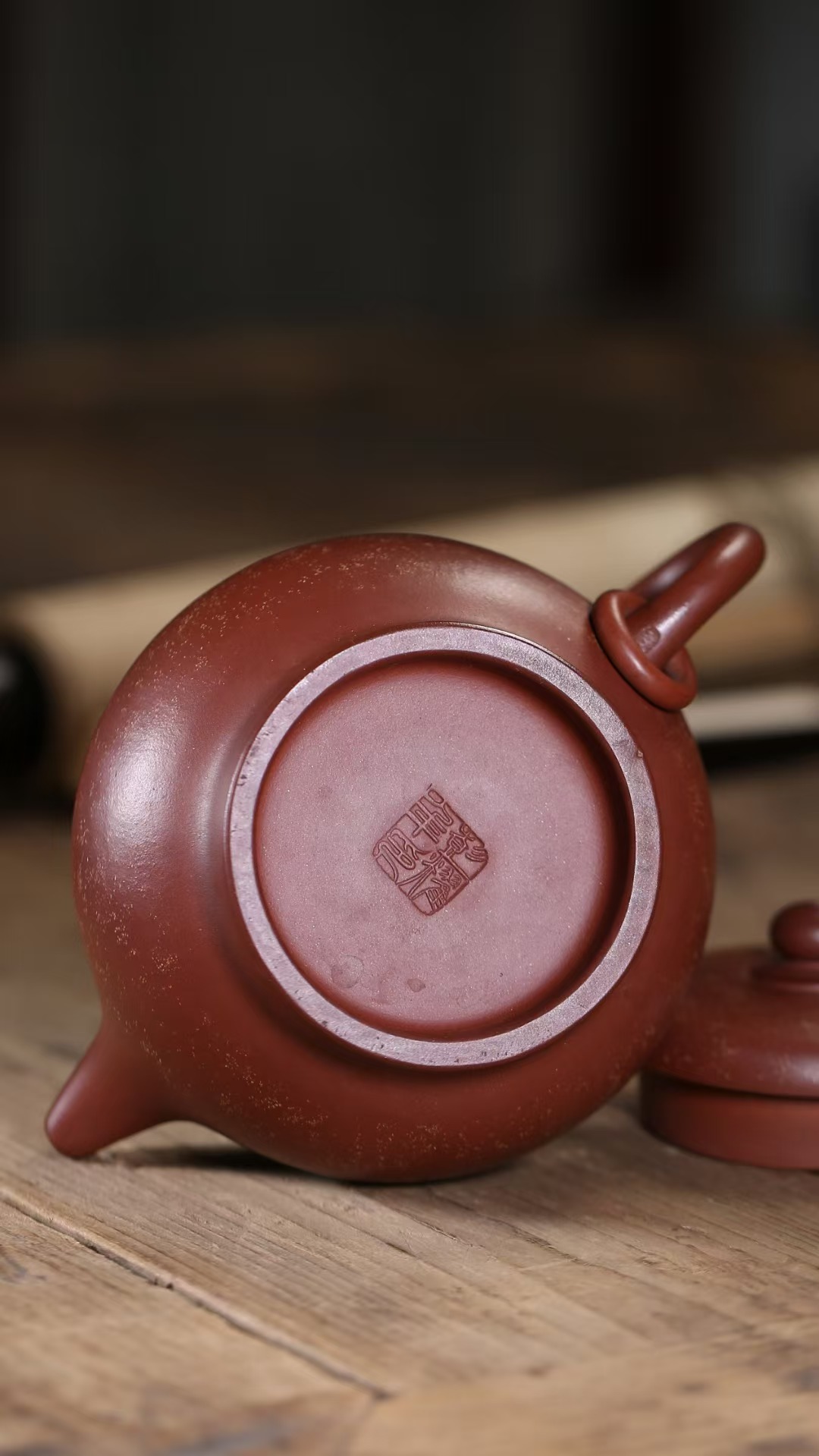 壶嘴的设计粗壮而有力,出水汹涌而澎湃,恰似音乐中的高潮部分,给人一