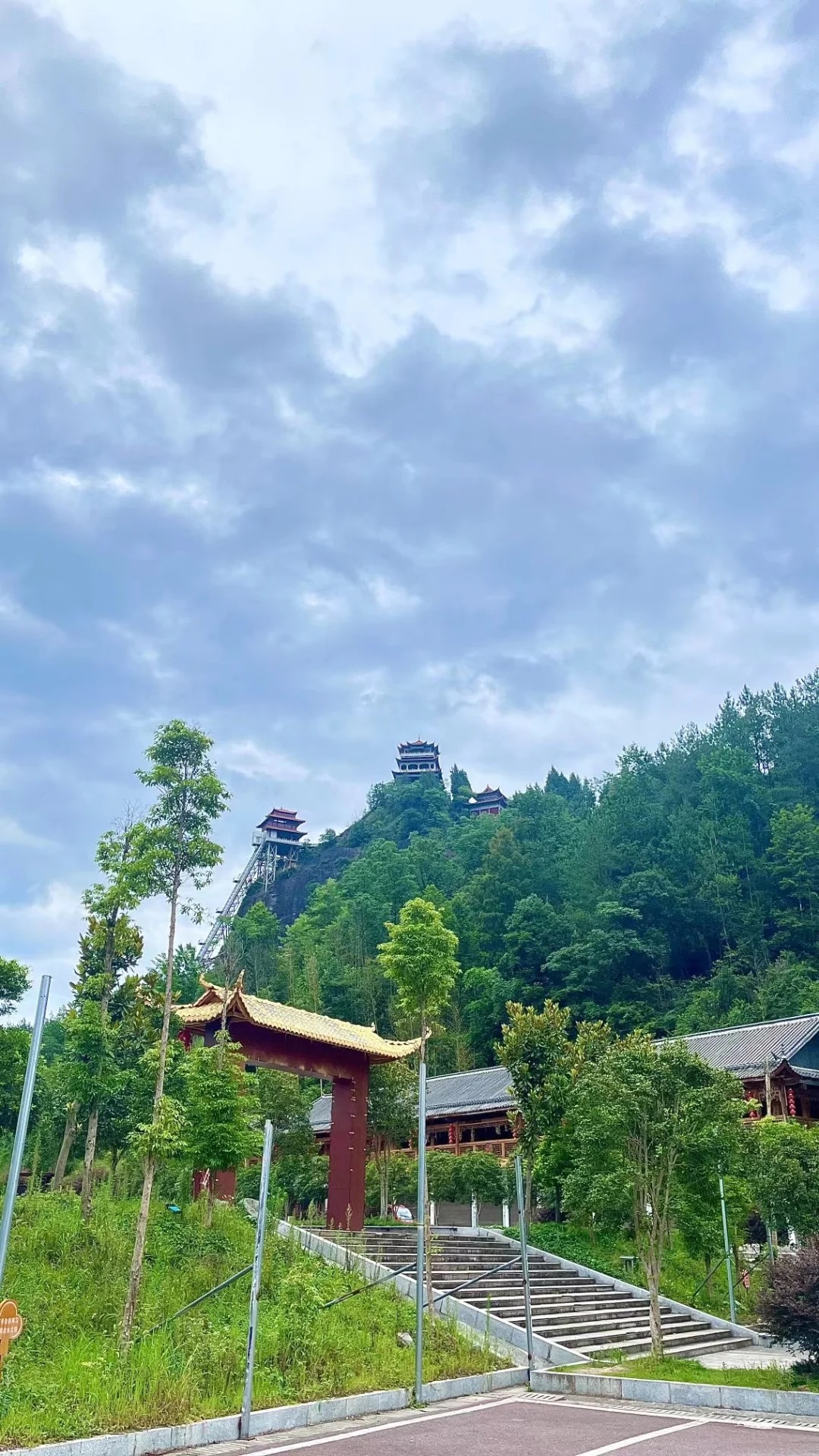 嗨宝子们!这里是刚在太平山晒成小麦色的旅行博主栗子!