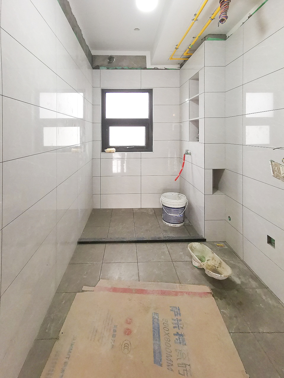 南京中南山锦花城装修工地,卫生间瓷砖铺贴效果展示 必须给瓦工师傅点