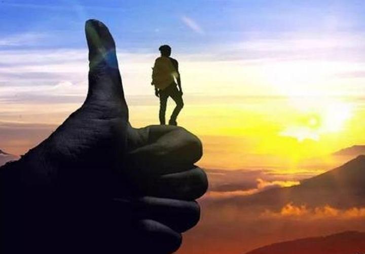 性格软弱,个性依赖,原生家庭又给不到支持,而且还是一个比较孤僻的