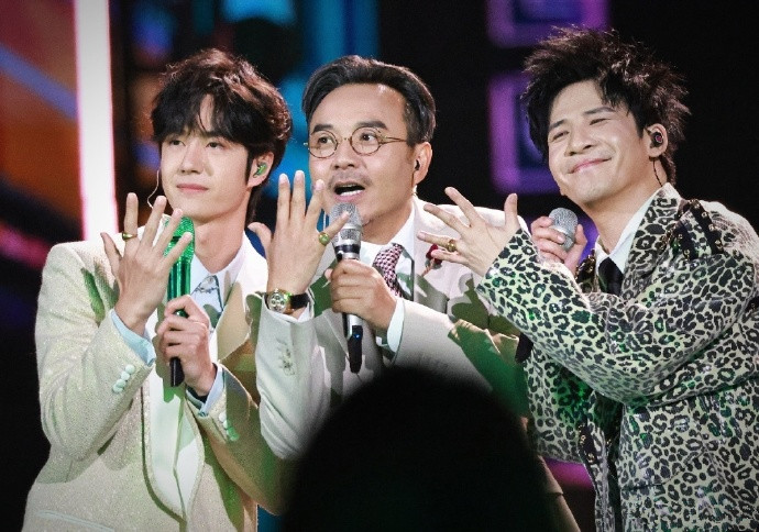 大张伟与王一博兴奋的唱着"为了不哭大声笑为了不哭大声呸",打开荷