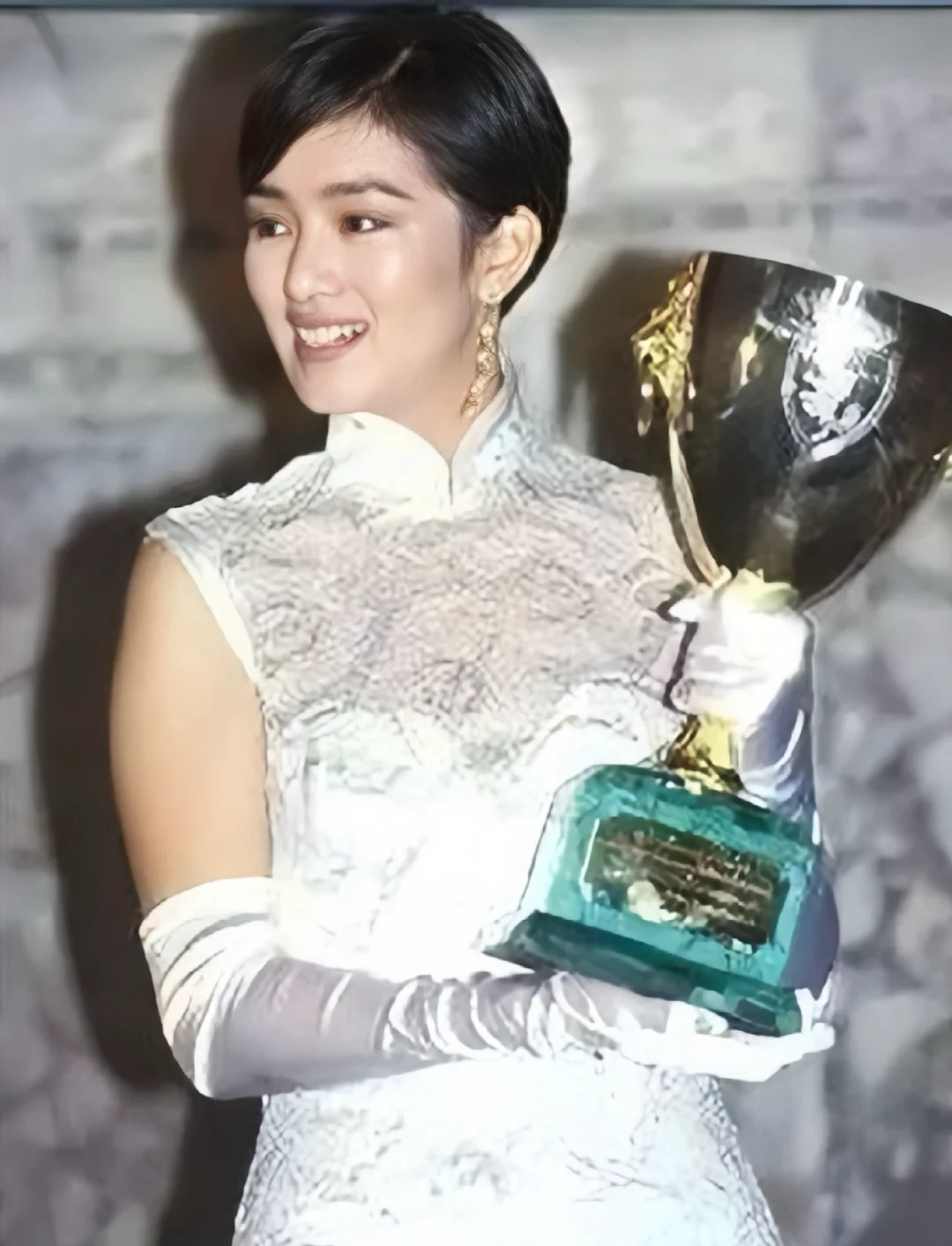 凭借电影《日掛中天》获得了威尼斯影后,成为了官方认证的国际巨星