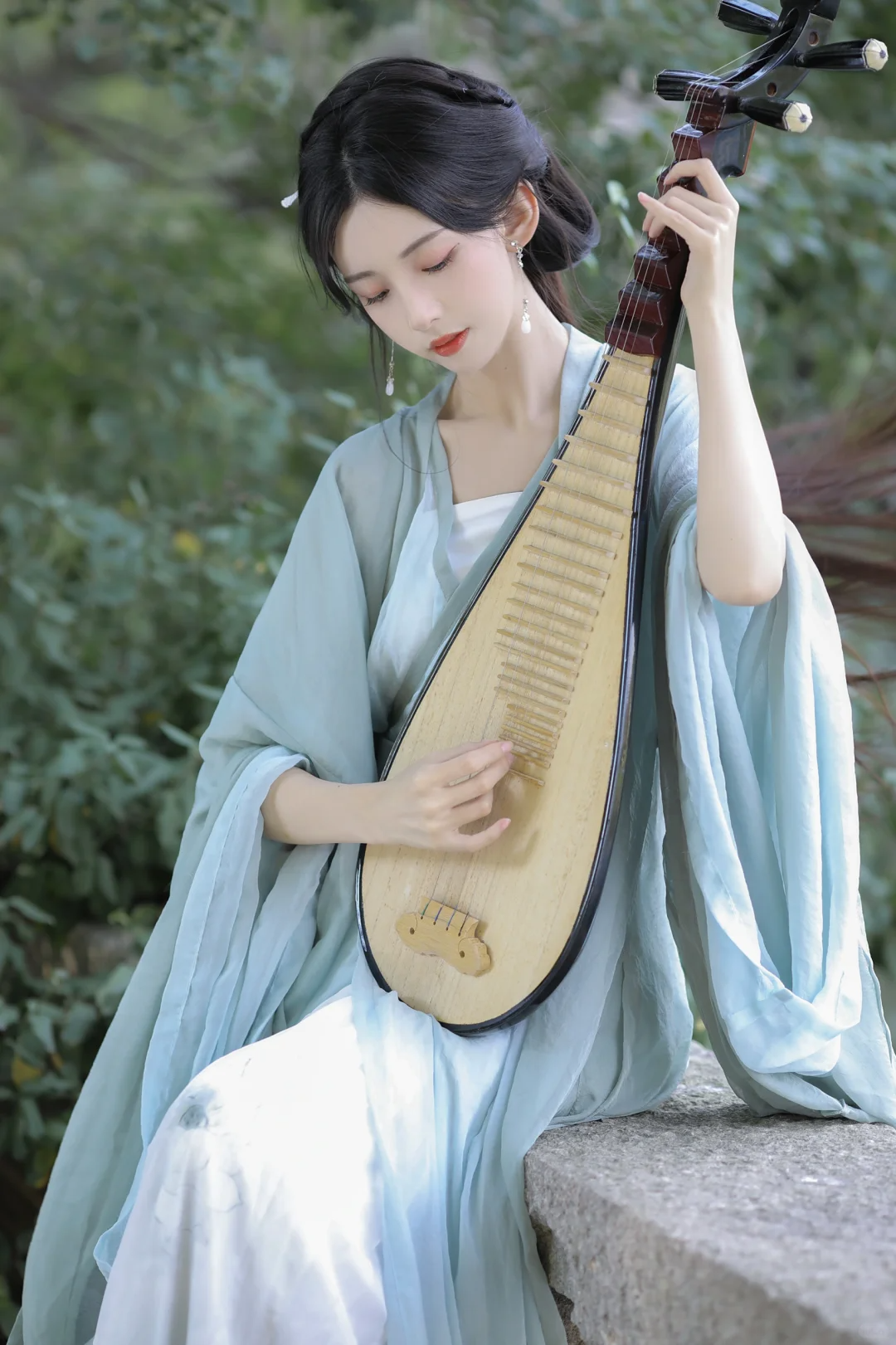 这组写真以「山水意境」为灵感,将淡雅古风与自然野趣完美融合