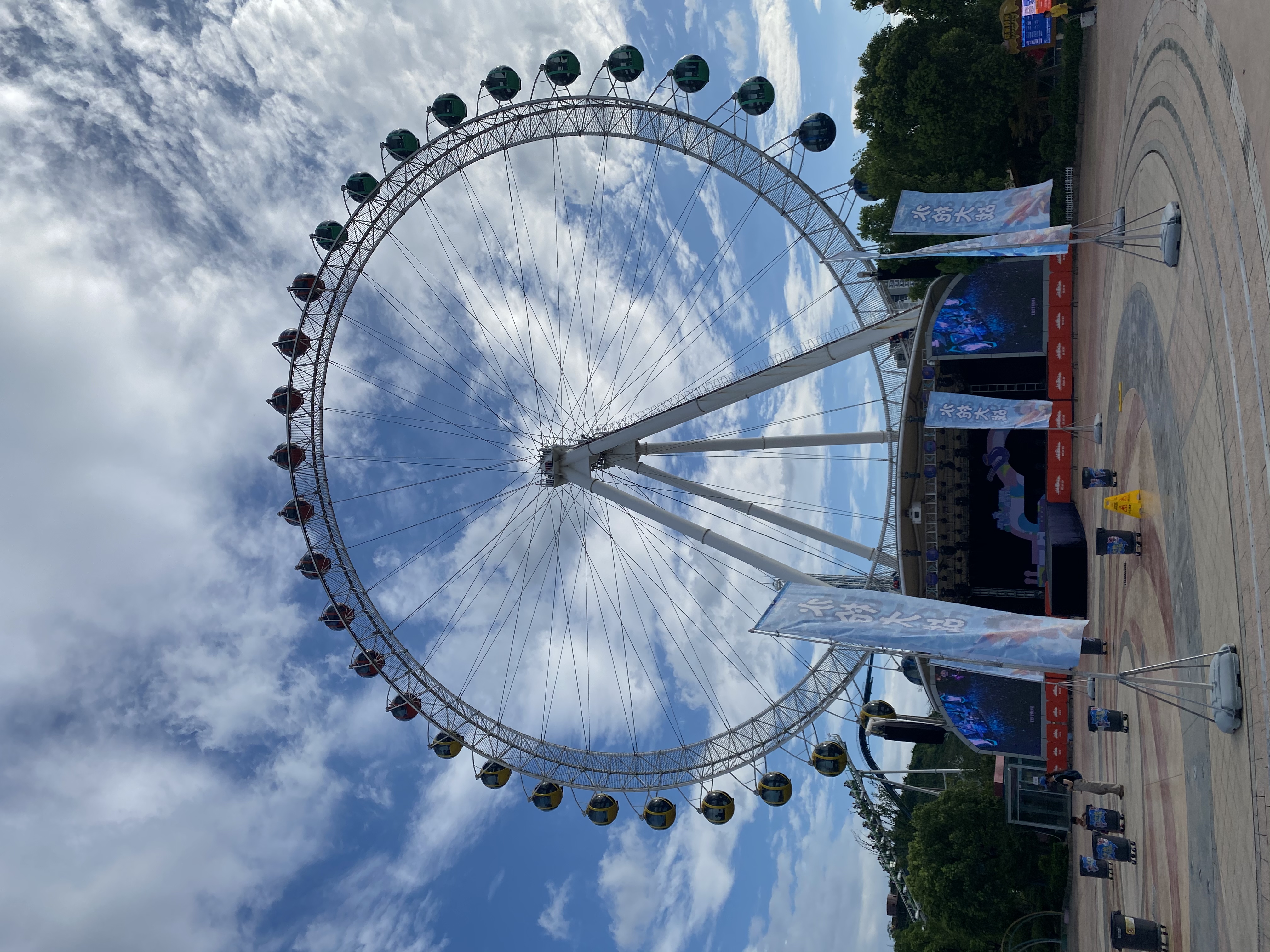 夏日闪光旅行家#  南京,欢乐谷景区,蓝天下的摩天轮.