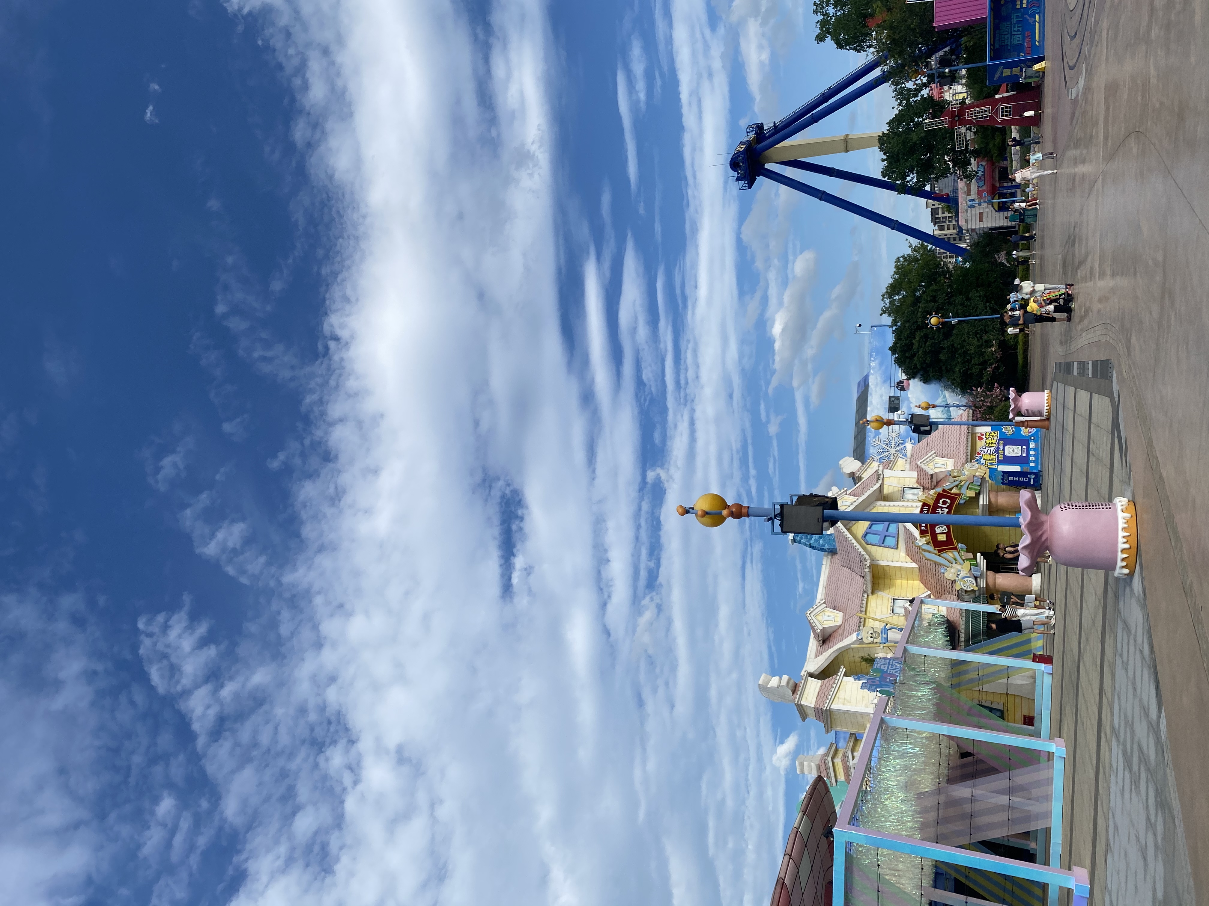 夏日闪光旅行家#  南京,欢乐谷景区,蓝天下的摩天轮.