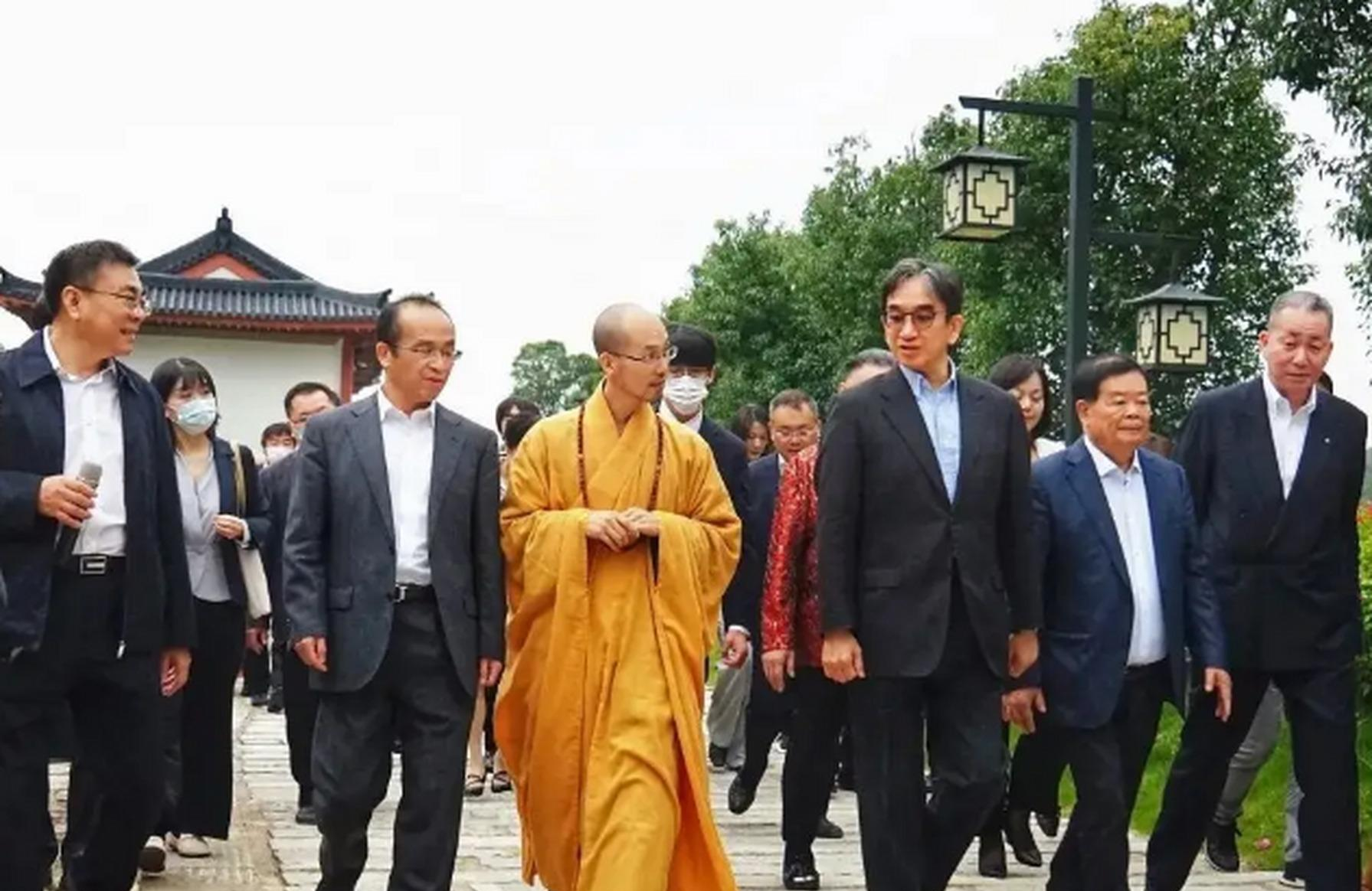 曹德旺和王石一起参观万福寺,寺庙破烂不堪,方丈说:重修斋堂要1600万!