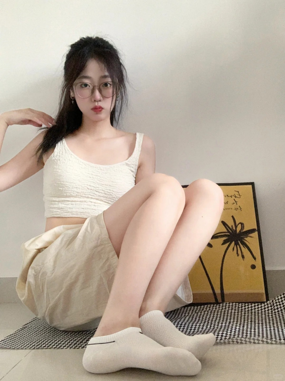 女生穿短袜 小背心图片