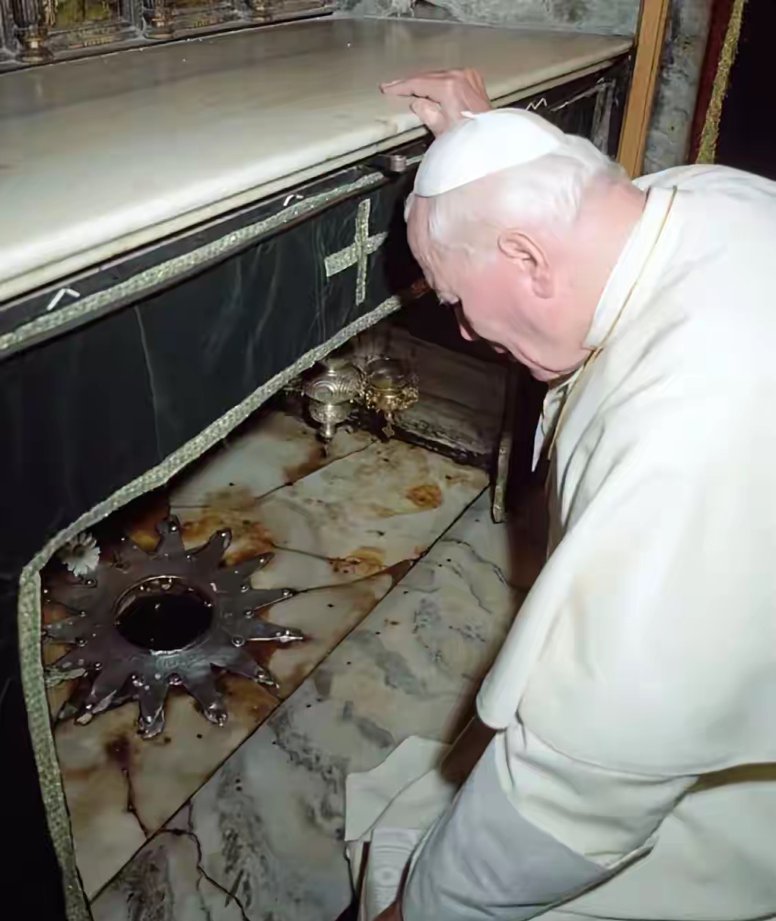 这是教皇约翰保罗二世在耶稣基督诞生地伯利恒圣诞教堂的照片