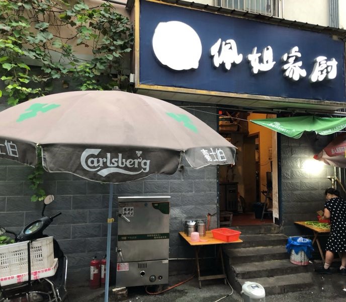 干锅桂鱼,桂鱼被炸制得表皮酥脆,鱼肉鲜嫩,入味又下饭