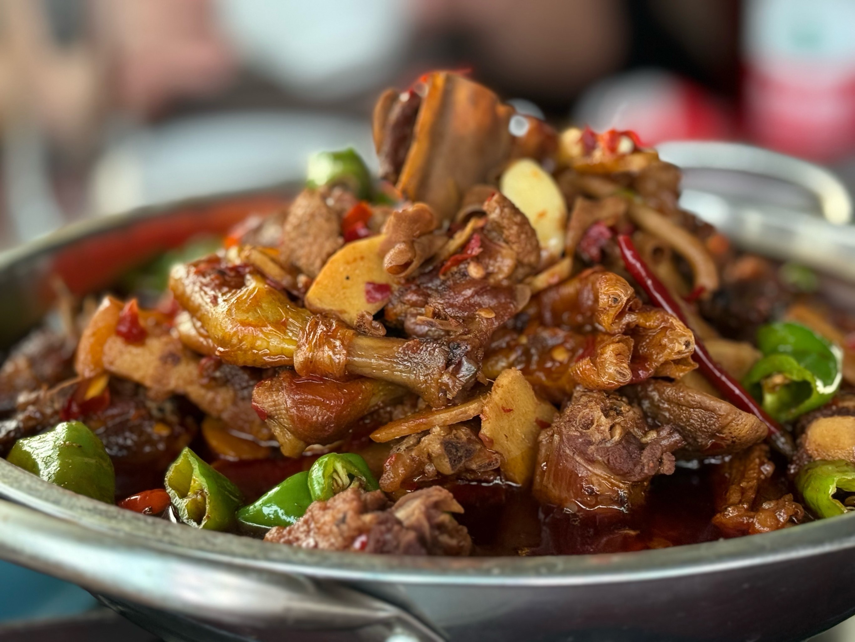 芷江鸭,用的麻鸭,先茶油炸,再搭配当地作料一起炒,吃起来鸭肉咸香