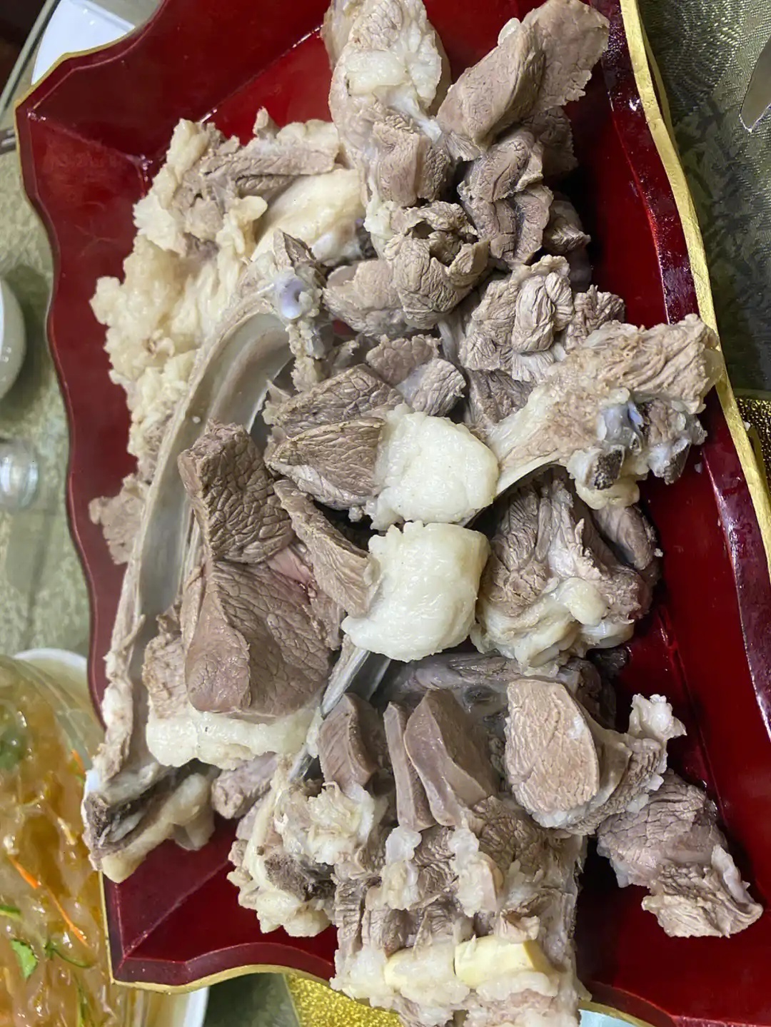 手把肉,羊肉带骨直接清水煮,大葱,大理盐调味.蘸韭菜花吃,绝味!