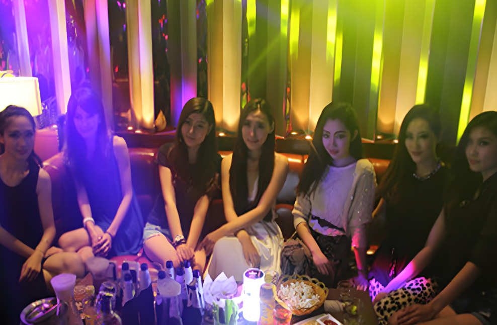 结婚当天,我发现新娘竟然是多年前跟我在同一个ktv工作的公主,我选择